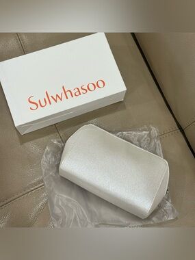 SULWHASOO - Sparkling Pouch - New in box
